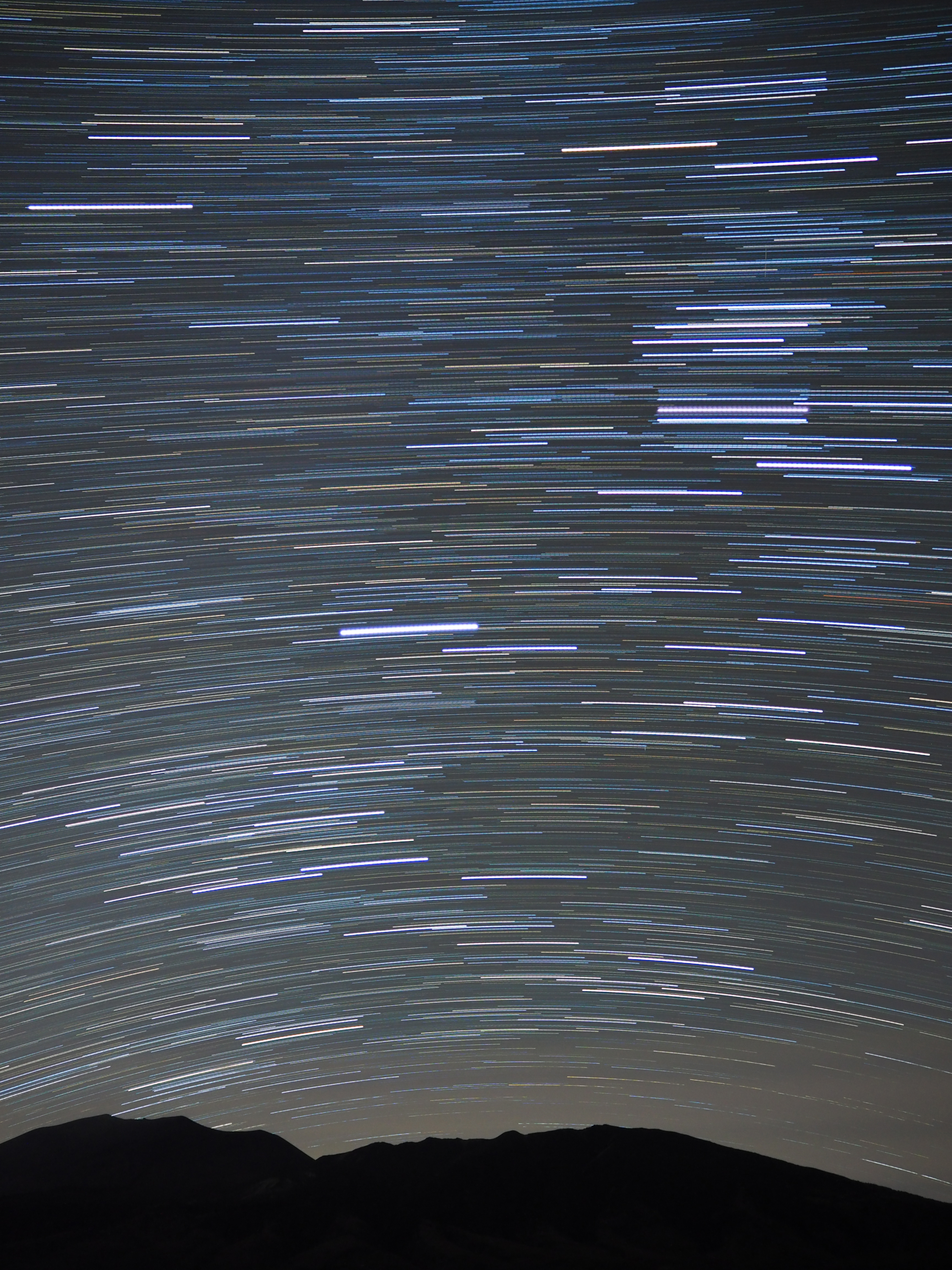 南の星は、東から西へ向かって緩やかなアーチを描く。<br class="">OLYMPUS OM-D E-M10／M.ZUIKO DIGITAL ED 14-42mm F3.5-5.6 EZ／ISO1600／F3.5／60秒設定でライブコンポジット30分間／14mm／WB:オート（電球色残しOFF・A-7・G-3）／コントラスト標準