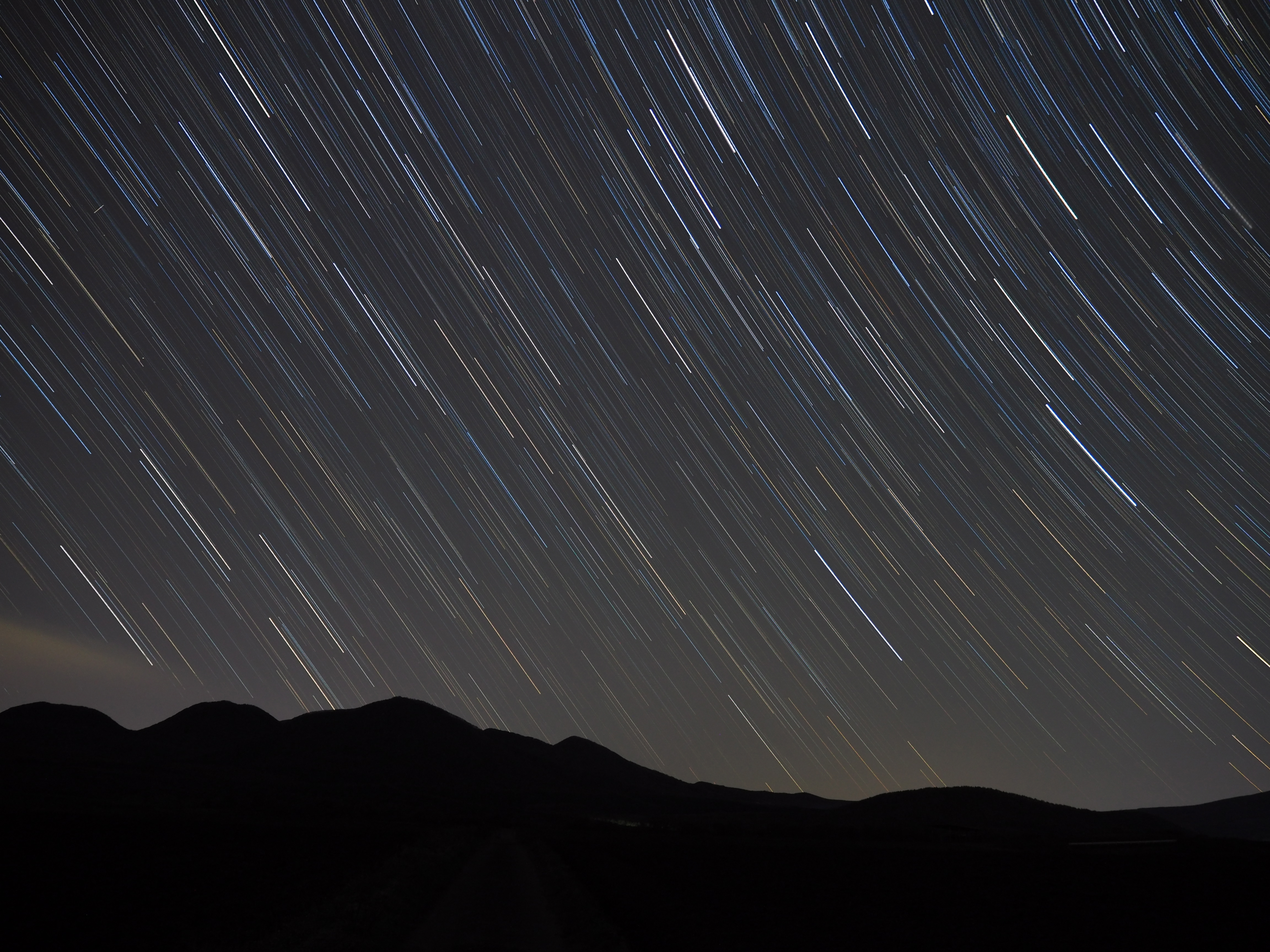 西の星は、斜め右下に平行に沈んでいく。<br class="">OLYMPUS OM-D E-M10／M.ZUIKO DIGITAL ED 14-42mm F3.5-5.6 EZ／ISO1000／F3.5／60秒設定でライブコンポジット30分間／14mm／WB:オート（電球色残しOFF・A-7・G-3）／コントラスト標準