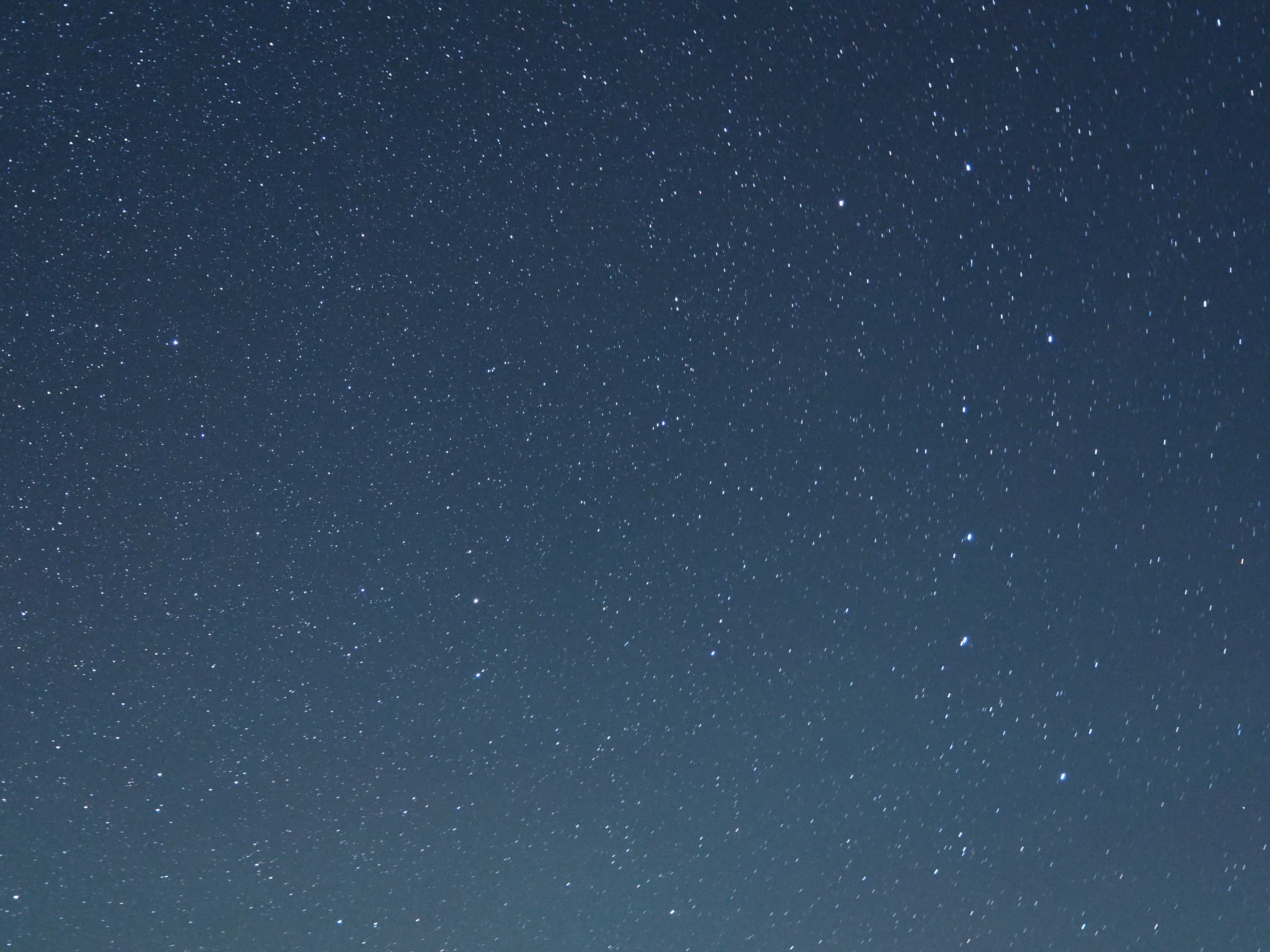 ひしゃくの形をした北斗七星の口の先の星を結んだ線を5倍伸ばしたとことが北極星。やはり北斗七星の形と位置のバランスを覚えておくといい。北極星は北斗七星とカシオペア座のほぼ中間にある。ちなみに北極星のあるこぐま座も、7つの星を結んで「小北斗」と呼ばれている。<br class="">OLYMPUS OM-D E-M10／M.ZUIKO DIGITAL ED 14-42mm F3.5-5.6 EZ／ISO3200／F3.8／60秒／17mm／WB:マニュアル（3500K）／コントラスト+2