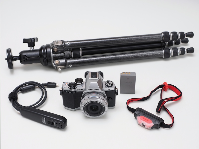 星空撮影で必要な機材一式だ。カメラ、レンズ、三脚、リモコン、それにヘッドランプ。特別なものは何も要らない。<br class="">低温下で長時間露出をするため、バッテリーの消耗も想像以上に早い。いくつか予備バッテリーがあると心強い。カメラを操作する手元の明りには、暗さに慣れた眼を刺激しないように赤い光に減光したヘッドランプを使おう。