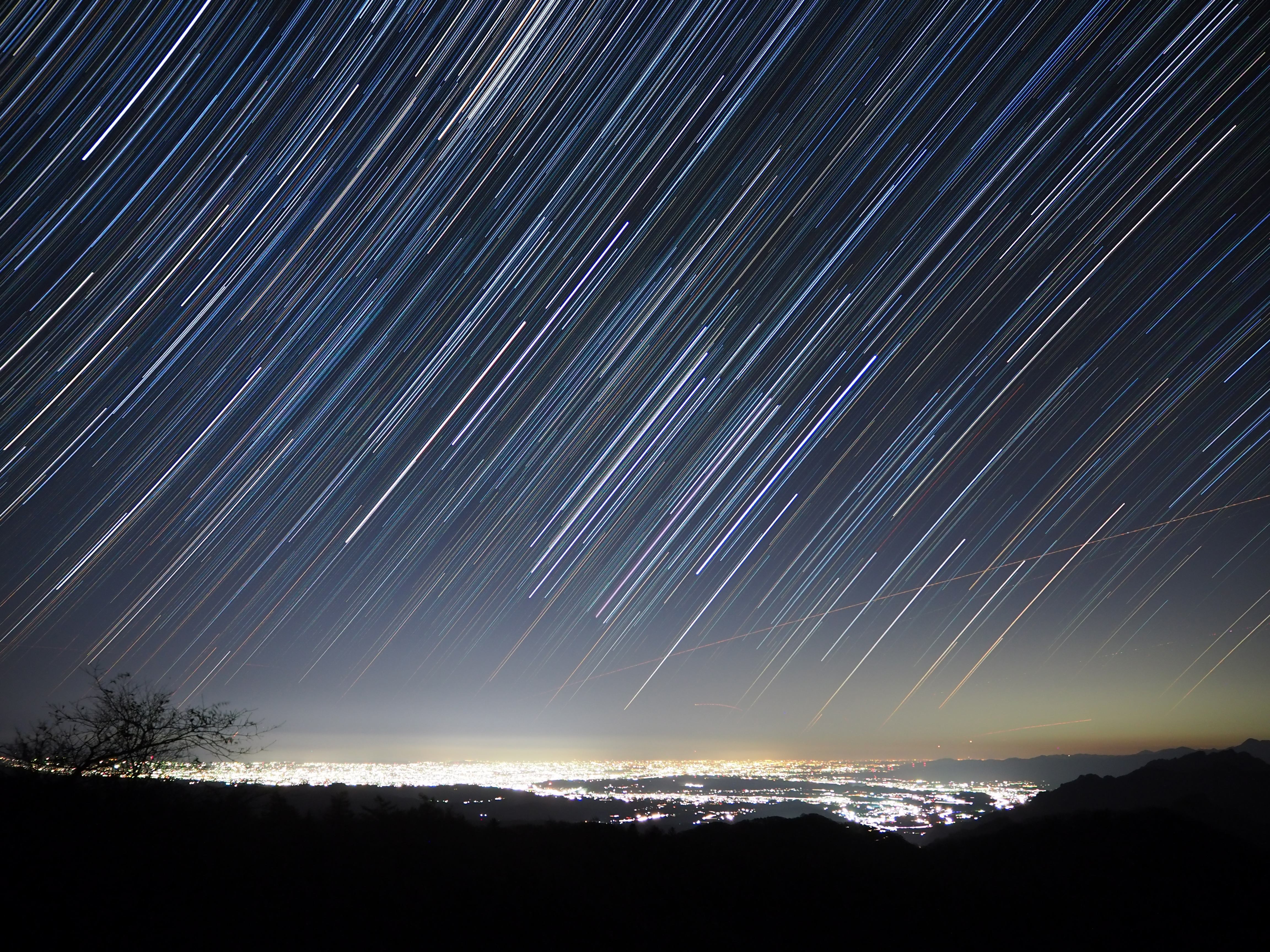 OLYMPUS OM-D E-M10／M.ZUIKO DIGITAL ED 14-42mm F3.5-5.6 EZ／ISO1600／F3.5／10秒設定でライブコンポジット1時間／14mm／WB:オート（電球色残しOFF・A-7・G-2）/コントラスト標準