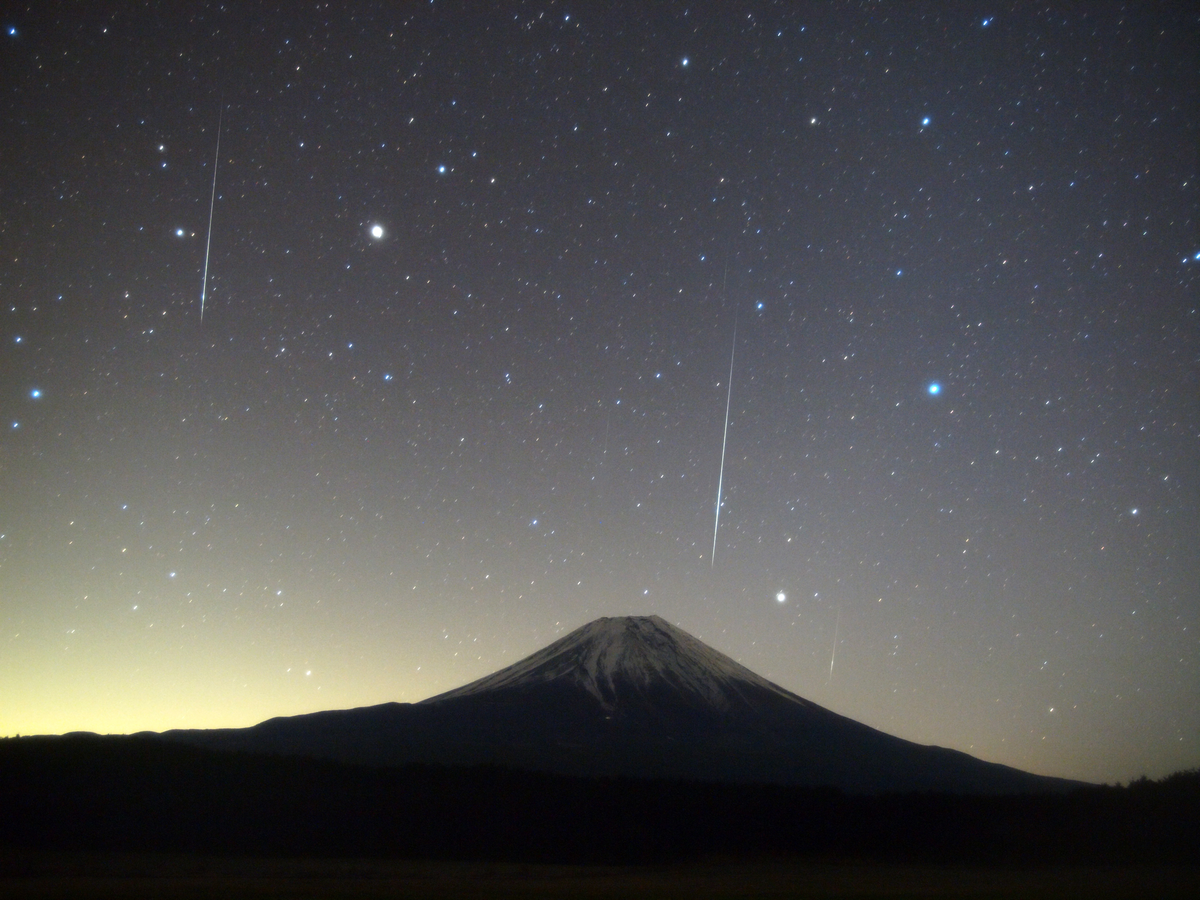 OLYMPUS E-5／ZUIKO DIGITAL ED 14-35mm F2.0 SWD／ISO1600／F2.0／40秒／14mm／ソフトフィルター使用/6コマ合成
