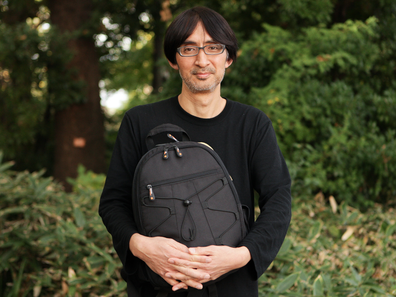 川上尚見氏。目下愛用しているのはAmazonベーシックのバックパックだ