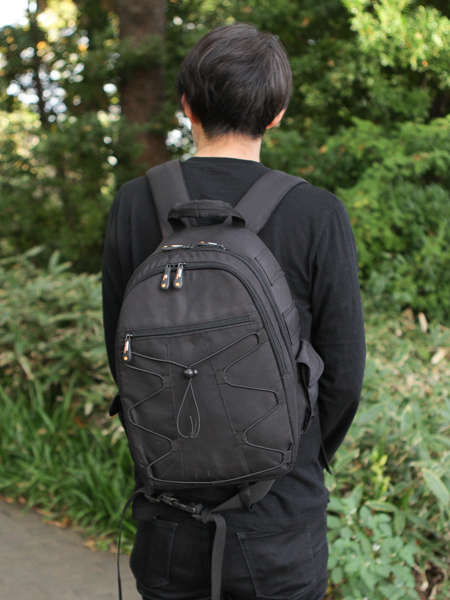 背負ったところ。混雑する電車内では体の前に背負うことも