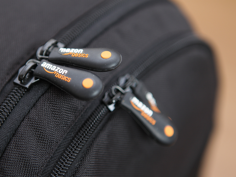 落ち着いたデザインにファスナータブのオレンジ色が映える