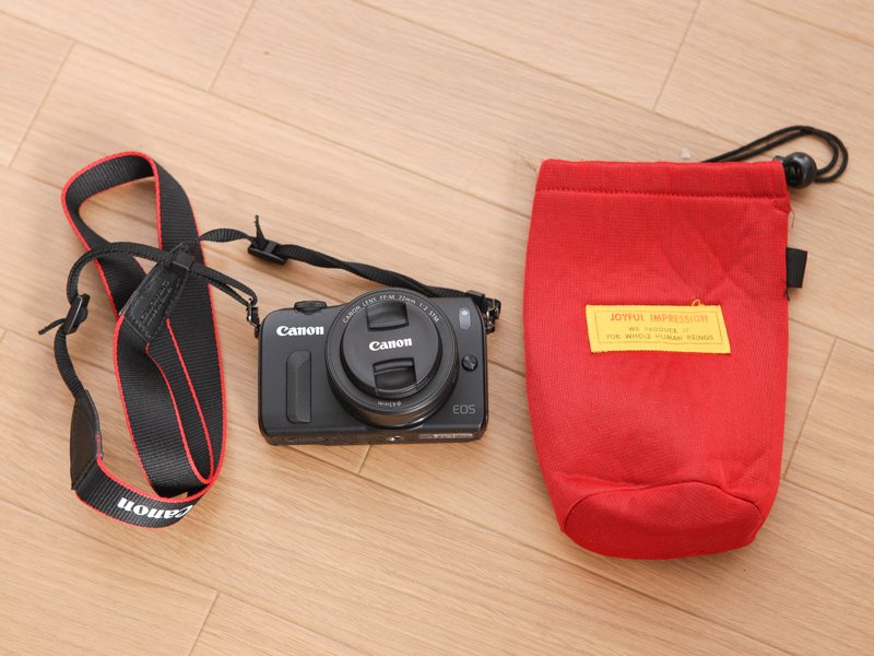 サブカメラのEOS Mは、100円ショップのポーチに入れている
