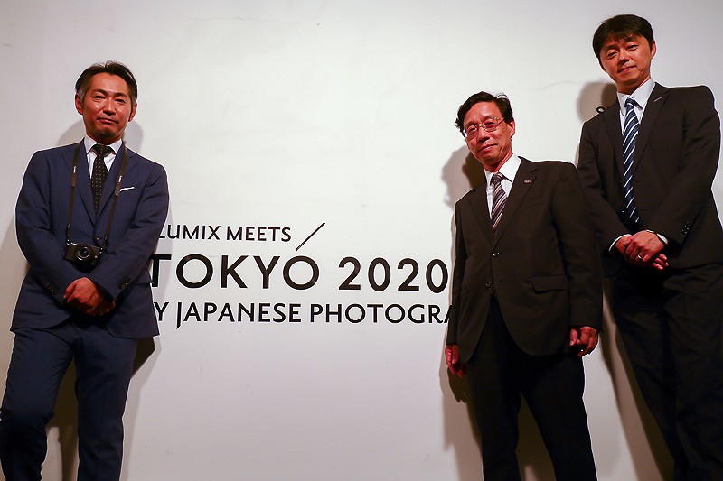 パナソニックの津村敏行氏（右）と坂本維賢氏（左）。中央は両事業部のトップであり、AVCネットワークス社副社長の杉田卓也氏