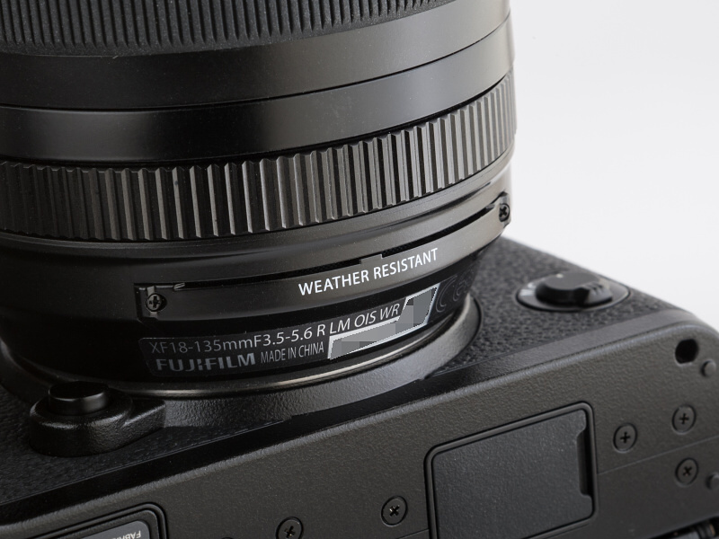 防塵防滴に対応しており、「WEATHER RESISTANT」とプリントされている