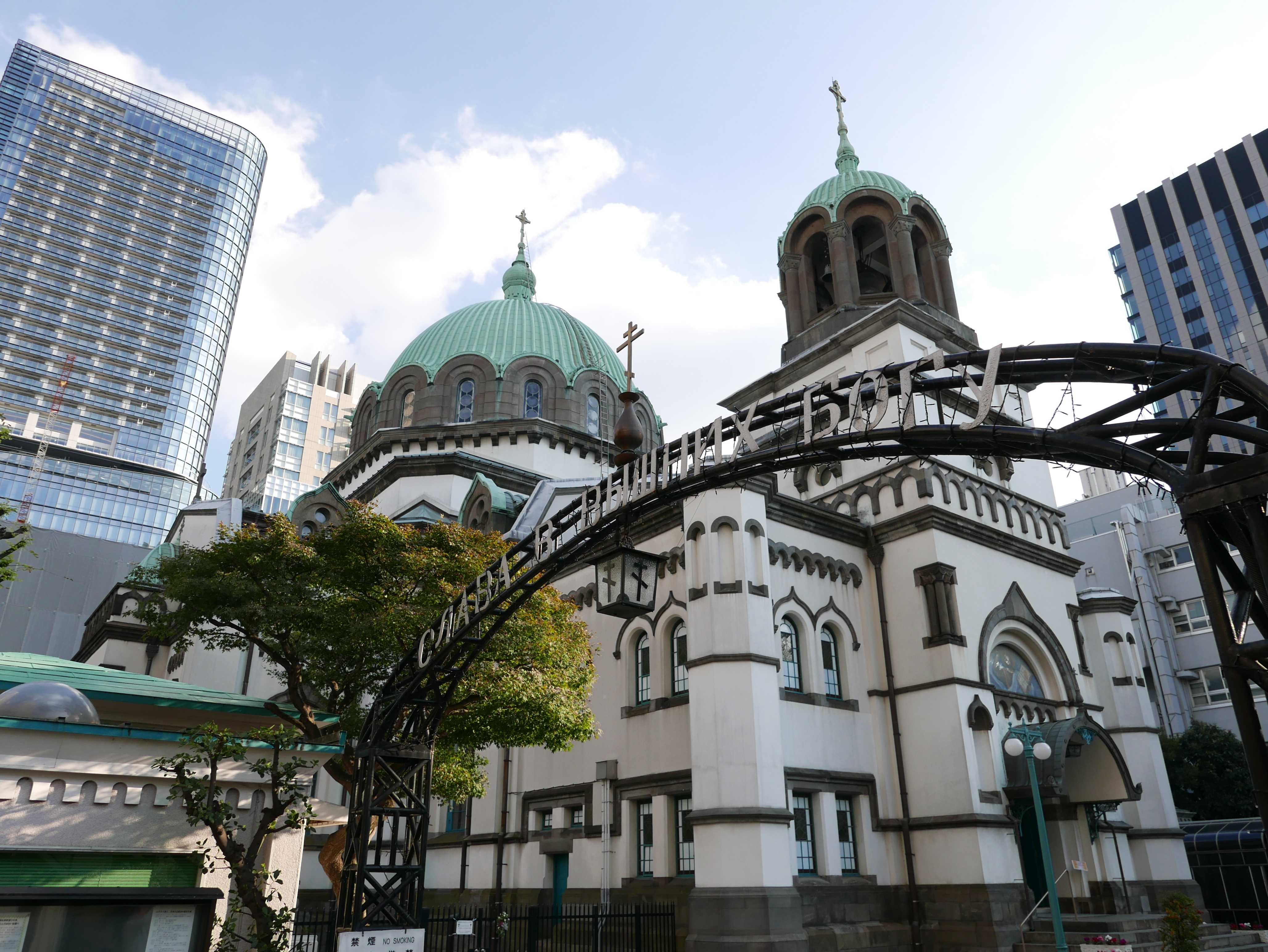 広角端（上）と望遠端（下）。絞り値は共にF2.8。クリックでオリジナル画像にリンクします