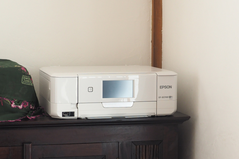 使用したプリンターはColorio EP-807。白いボディがかわいく、Wi-Fi対応のためケーブルが少ないのでシンプルに置くことができます。