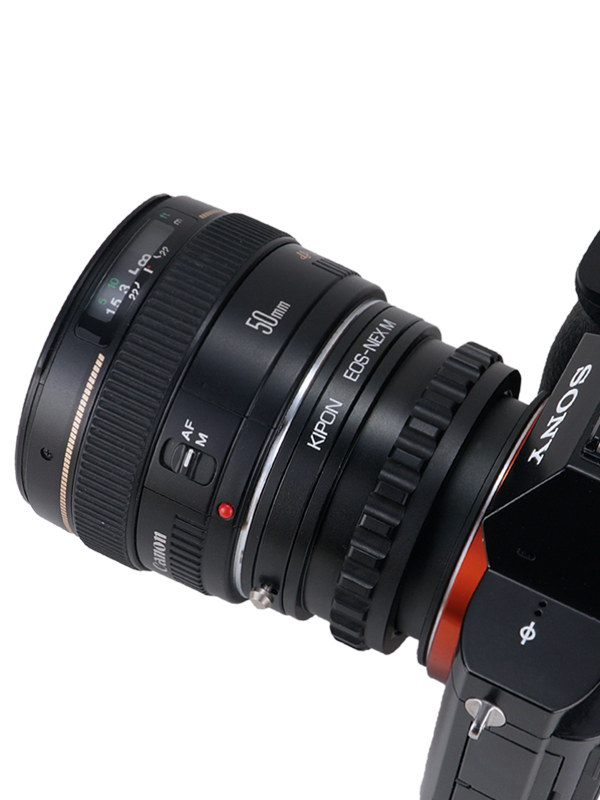 ソニーEマウント用の装着例。右はヘリコイドを繰り出してレンズの最短撮影距離よりも接写できるようにした状態