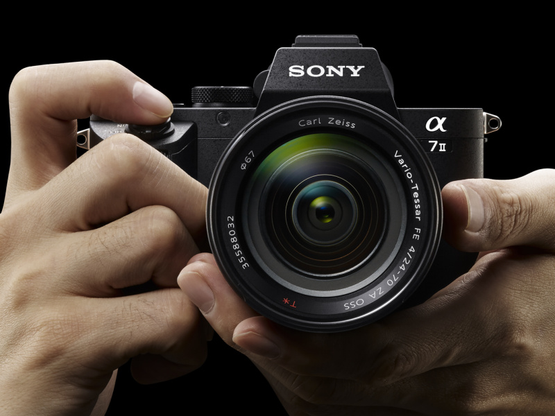 ソニーは35mmフルサイズセンサーでボディ内手ブレ補正機構を搭載したミラーレスカメラ「α7 II」をこのほどリリースした。大型センサーであってもミラーや光学ファインダーが無いため、一眼レフに比べて大幅な小型軽量化を実現できる（編集部）