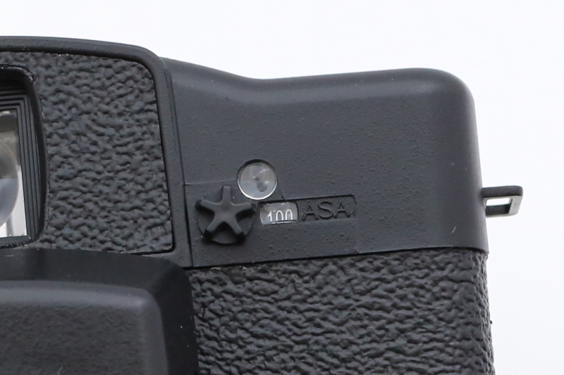 小さな窓に見えている数字は、フィルムのISO感度です。装填したフィルムのISO感度の数値が表示されるまで、ダイヤルを回します。設定できる感度はISO100-1600となっています。