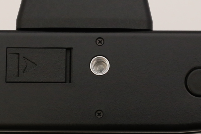 カメラの底部には、三脚穴もあります。スタンダードな1/4インチサイズですので、さまざまな三脚に装着が可能です。暗い場所での撮影や、多重露光時にはぜひ三脚を利用しましょう。