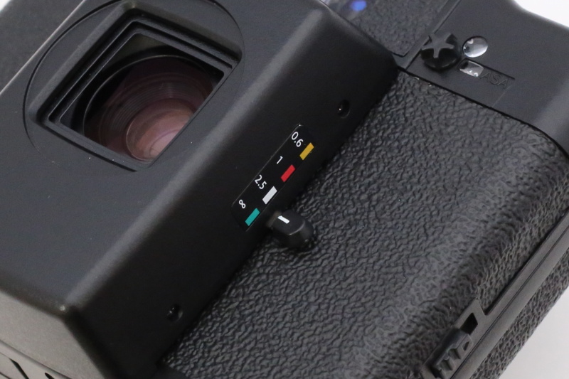 LC-A 120はゾーンフォーカス方式となっており、上から0.6m、1m、2.5m、無限となっています。撮影時に被写体との距離を見て適宜設定します。