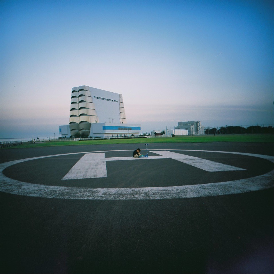 21mm相当の画角となる超広角レンズは、肉眼ではあまりはっきり見えていないところまで写してくれます。スケール感のある広々とした風景写真が撮れます。