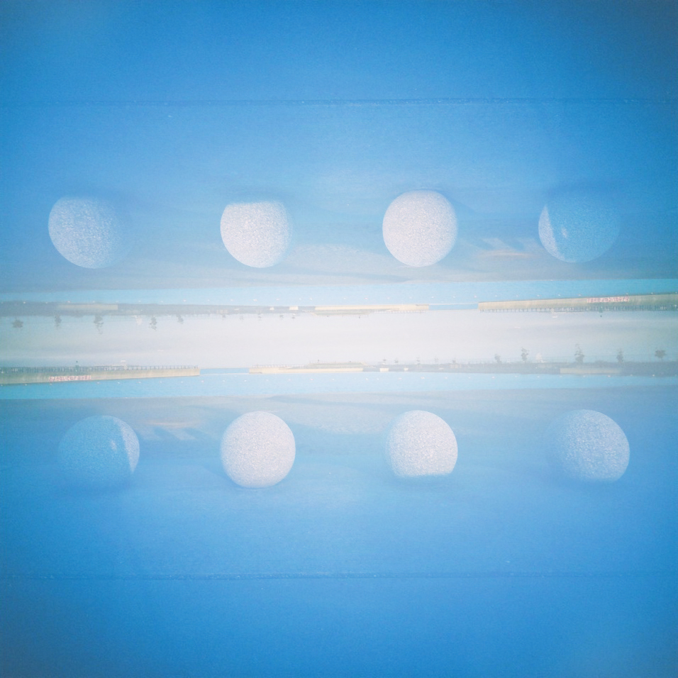 MXスイッチを入れ、多重露光しました。レンズが21mmと広角なので、テーブルフォト的な小さな被写体を重ねるよりも、景色と人、景色と景色など、その画角を生かした被写体を選ぶとより楽しめます。