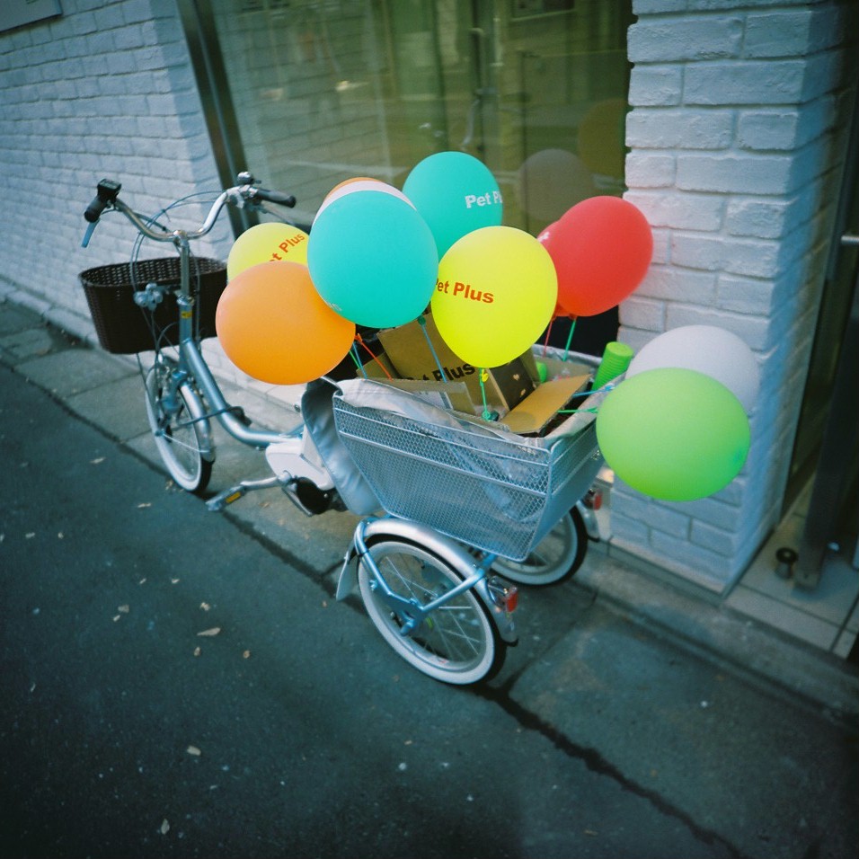 レンズはガラス製で、ピントの合った部分はシャープに、それ以外は超広角ながらも、ゆるやかにボケていきます（絞り値により変化）。ロモならではの“トンネル効果”は、中判カメラでも健在です。