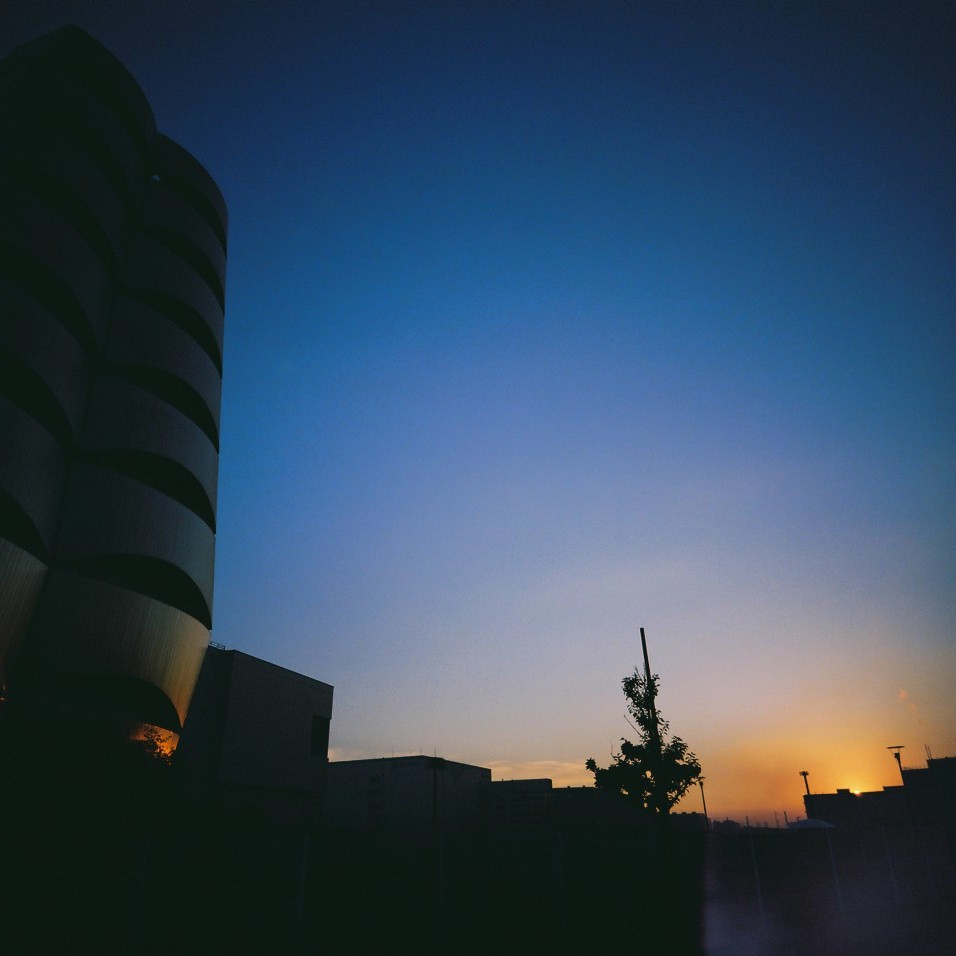 露出はカメラ側で自動的に設定してくれるので、暗い場所ではシャッター速度が遅くなり、長秒露光となります。だいぶ陽が傾き、暗かったので、三脚にレリーズを装着して撮影しました。