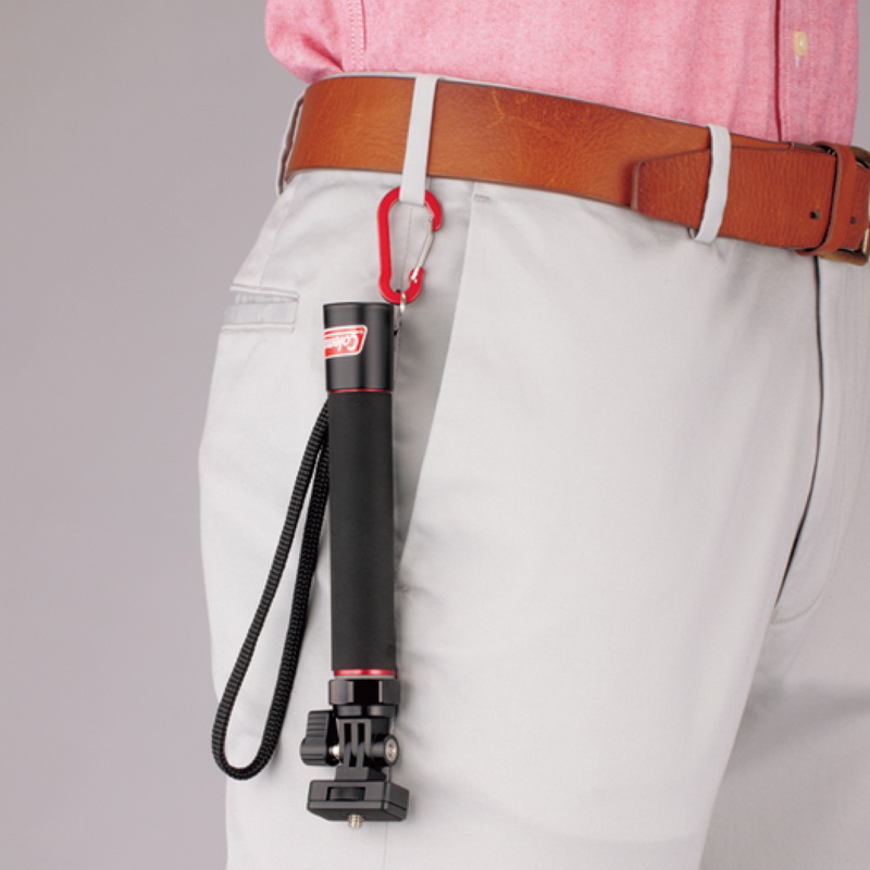 ズボンのベルトループなどに装着できるカラビナが付属する