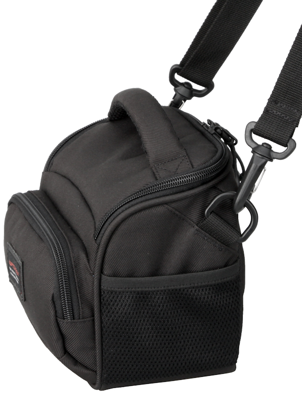 ショルダーベルトの付け根を傾斜させるように配置した