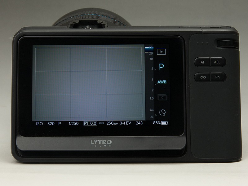 本体背面。ディスプレイは大きく見やすい