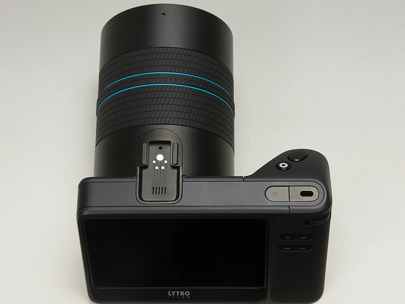 本体上部。TTL対応ストロボを装着できる