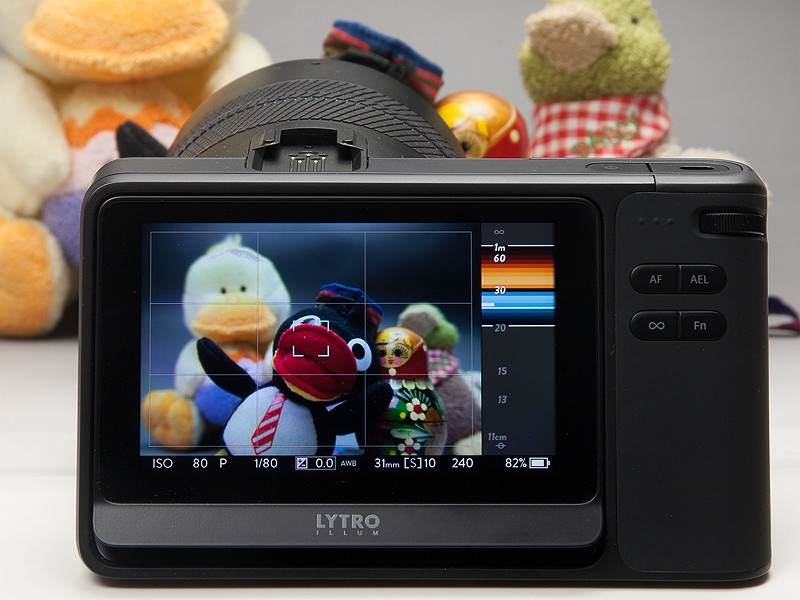 Lytroボタン半押しで被写体までの距離を測定。アシストバーの数字20の上、青い直線の上に白い短い棒があるが、それが測定された距離