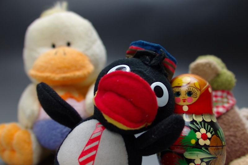 実際に撮影した画像。左はピント位置を人形の目にして出力。ほぼ口の部分でAFを行った右の方がややピントが甘い