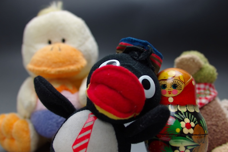 実際に撮影した画像。左はピント位置を人形の目にして出力。ほぼ口の部分でAFを行った右の方がややピントが甘い