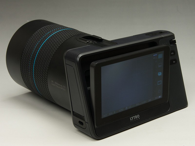 モニター下部を押し込むとほぼ垂直になる