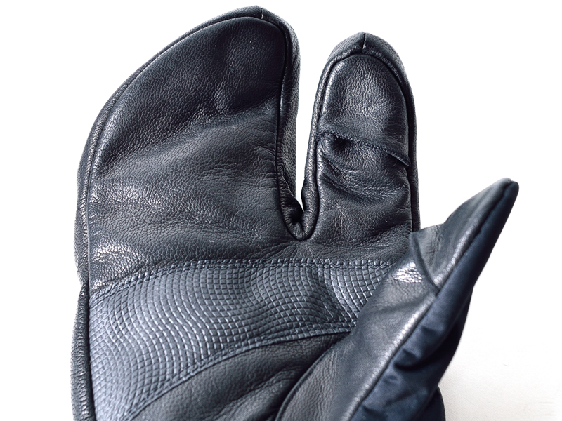 アウターの指先など手のひら部分はやわらかい山羊革製