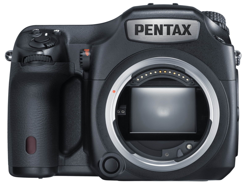 PENTAX 645Z。43.8×32.8ミリのセンサーを採用し、ライブビュー撮影、1920×1080ピクセルのフルHD動画の撮影も可能な中判デジタル一眼レフカメラ