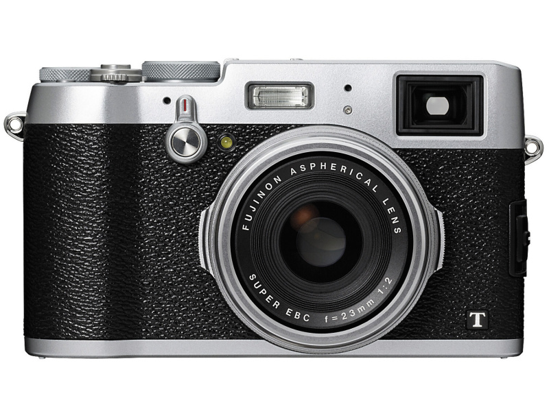 FUJIFILM X100T。光学ファインダーを使用しながら、ピントエリアに拡大表示したデジタル画像を表示できる「アドバンスト・ハイブリットビューファインダー」を採用したデジタルカメラ
