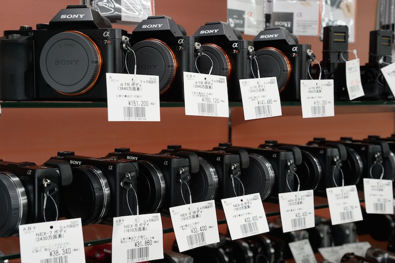 フルサイズのミラーレスモデル、ソニーα7シリーズは中古市場のなかでも人気の高いカメラ。中でも人気が高いのがα7で、取材時は払底していた。写真はすべてα7R。