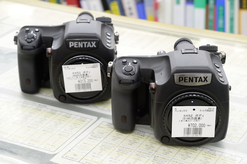取材時には、人気の中判デジタルカメラ、PENTAX 645Zの中古もショーケースにあった。左は先代の645D。販売価格は31万3,200円。中古なら、この価格で中判デジタルが手に入る。