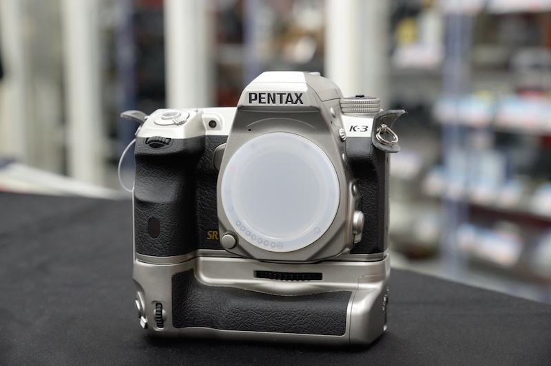 全世界限定2,000台のペンタックスK-3プレミアムシルバーエディション。通常のブラック仕様とは違った精悍な印象だ。新品を買いそびれた人にも注目の1台だ。