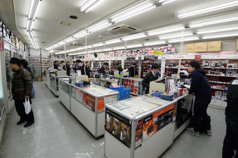 フジヤカメラ本店の様子。写真愛好家でお店の中は始終賑わっている。カメラ、交換レンズをメインに扱う本店のほか用品館、ジャンク館などがあり、撮影に必要なものは一通り揃えることができる。