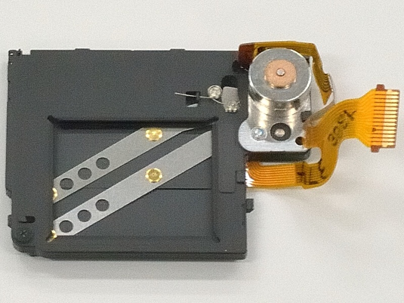 <strong class="">後幕をモーターで動かすシャッター機構</strong><br class="">先幕の電子化と、後幕もモーターで動かす簡易型にしてシャッターユニットを大幅に小型化。1/500秒を超える高速側は電子シャッターで露光制御する