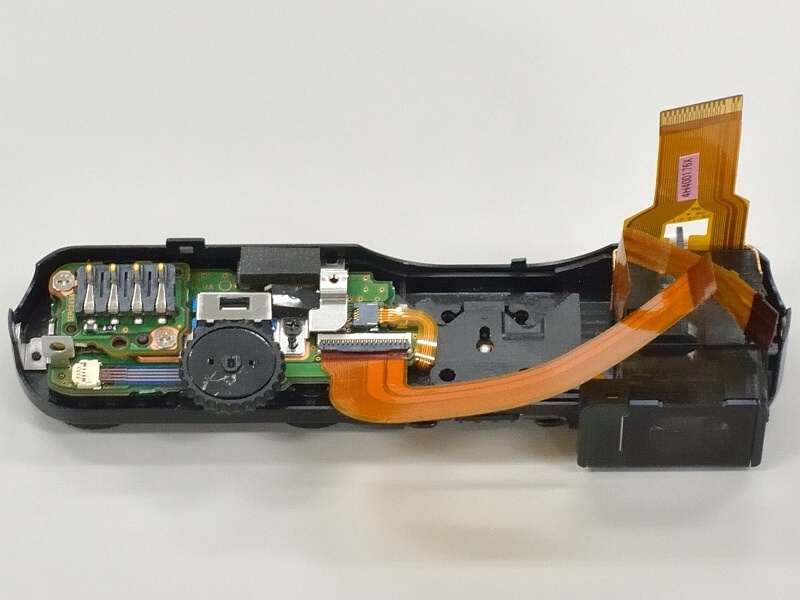 <strong class="">内蔵ストロボを廃して搭載されたEVF</strong><br class="">限られたスペースにEVFを内蔵させるため、EVFモジュールやアイピース光学系を支持する構造体を従来の約半分に薄型化。強度は外装カバーで確保