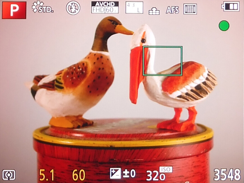 <strong class="">小さくても見やすいEVFの表示</strong><br class="">約116万ドット相当のフィールドシーケンシャル方式のEVFを搭載。表示倍率はあまり高くはないが、高コントラストで周辺までクッキリ見やすいEVFだ