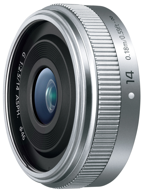 <strong class="">GMシリーズとの一体感を図った小型の新レンズ2本</strong><br class="">LUMIX G 14mm / F2.5 II ASPH.（左）とLUMIX G VARIO 35-100mm / F4.0-5.6 ASPH. / MEGA O.I.S.（右）。GM5と同時に2本の交換レンズも発表。LUMIX G 14mm / F2.5 IIは、外装デザインをGMシリーズに合わせた薄型広角レンズで、光学系は従来のI型と同じ。同VARIO 35-100mm / F4.0-5.6は沈胴式の小型軽量の望遠ズームで、レンズキットのG VARIO 12-32mm / F3.5-5.6とダブルズームを組むのに最適