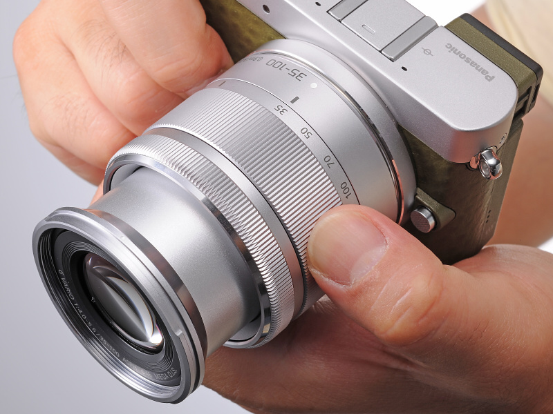 <strong class="">伸縮時の構造を一から見直したLUMIX G VARIO 35-100mm / F4.0-5.6</strong><br class="">35mm判換算70～200mm相当の望遠ズーム。沈胴機構の採用で収納時には全長50mmと標準ズーム並みのサイズを実現。描写性能にも妥協はなく、非球面レンズ1枚、EDレンズ2枚を使用し色収差を極限まで補正、周辺まで高コントラスト描写を実現しているという