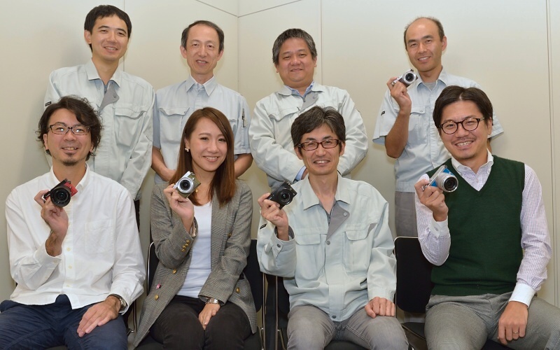 （前列左から）<br class="">山本悠平氏<br class="">パナソニック株式会社 デザインカンパニー AVCデザインセンター AVC第2開発グループ IMGチーム 主任意匠技師<br class=""><br class="">中島由美香氏<br class="">パナソニック株式会社 AVCネットワークス社 イメージングネットワーク事業部 コンシューマービジネスユニット 商品企画グループ 第1商品企画チーム<br class=""><br class="">高瀬徹氏<br class="">パナソニック株式会社 AVCネットワークス社 イメージングネットワーク事業部 コンシューマービジネスユニット 商品技術グループ 商品設計第一チーム 主任技師<br class=""><br class="">渡邊慎治氏<br class="">パナソニック株式会社 AVCネットワークス社 イメージングネットワーク事業部 コンシューマービジネスユニット 商品企画グループ 第1商品企画チーム<br class=""><br class="">（後列左から）<br class="">岡本晃宏氏<br class="">パナソニック株式会社 AVCネットワークス社 イメージングネットワーク事業部 コンシューマービジネスユニット 商品技術グループ 画質制御設計チーム 主任技師<br class=""><br class="">寺坂琢史氏<br class="">パナソニック株式会社 AVCネットワークス社 イメージングネットワーク事業部 光技術グループ LV2チーム 主任技師<br class=""><br class="">宮崎恭一氏<br class="">パナソニック株式会社 AVCネットワークス社 イメージングネットワーク事業部 光技術グループ LV8チーム 主幹技師<br class=""><br class="">玉置亮輔氏<br class="">パナソニック株式会社 AVCネットワークス社 イメージングネットワーク事業部 コンシューマービジネスユニット 商品技術グループ 外装設計チーム 主任技師