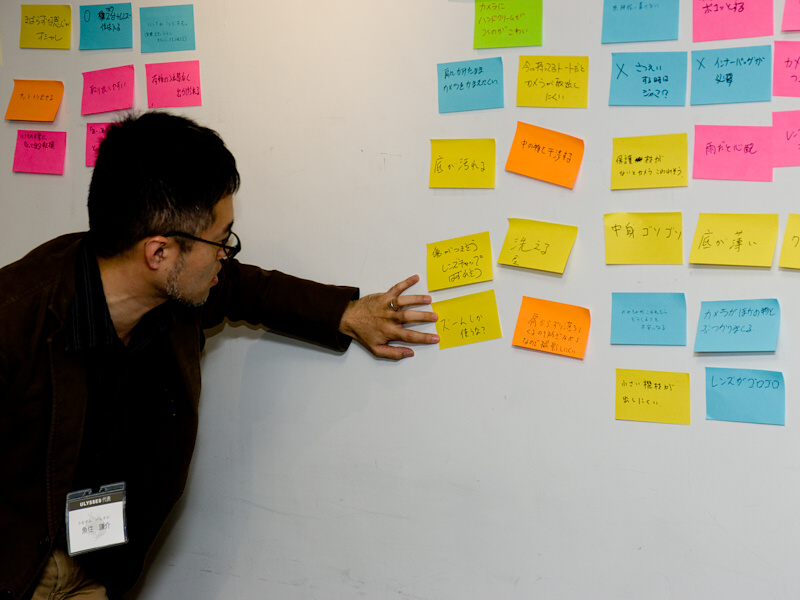 「トートはカメララップで包んで放り込んでおくだけでラフに使える。でも機材はそんなに入らない」「いやカメラボディと交換レンズ2本くらいは入る」など実体験に基づいた具体的な意見が多々挙げられた