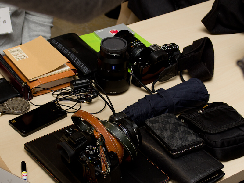 こちらは別の参加者の持ち物。カメラボディと交換レンズは日常的に持ち歩いている