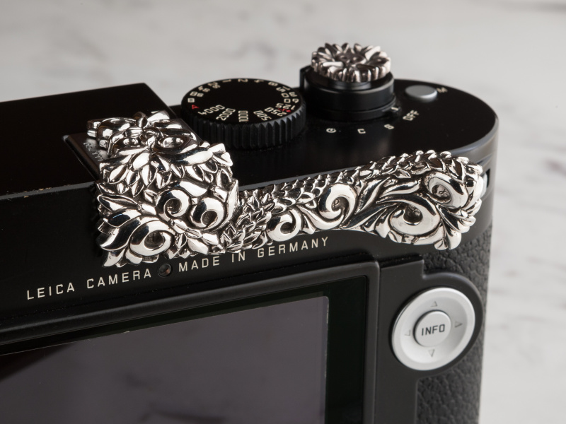 フローラルとローレルを全面に施した、オーガニックな造形が圧巻だ