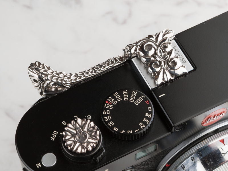 ライカMタイプ240専用のサムグリップで、ホットシューにジャストフィットで装着できる