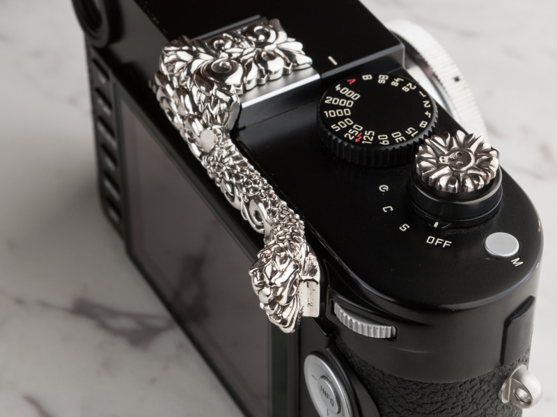 背面ダイヤルの隆起にガタツキなくフィットする様は、キャスト製の銀製品とは思えない高精度な仕上がりだ