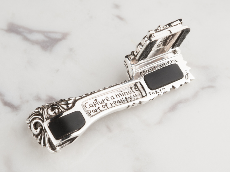 裏面には小説の一節や写真家の名言が刻まれている。また、模様の中に隠し文字も仕込んでいるという